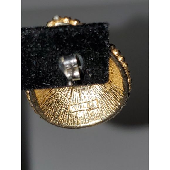 A Trifari Women's Chunky Gold Tone Vintage 80's Pierced Earrings Teardro… - Picture 5 of 10